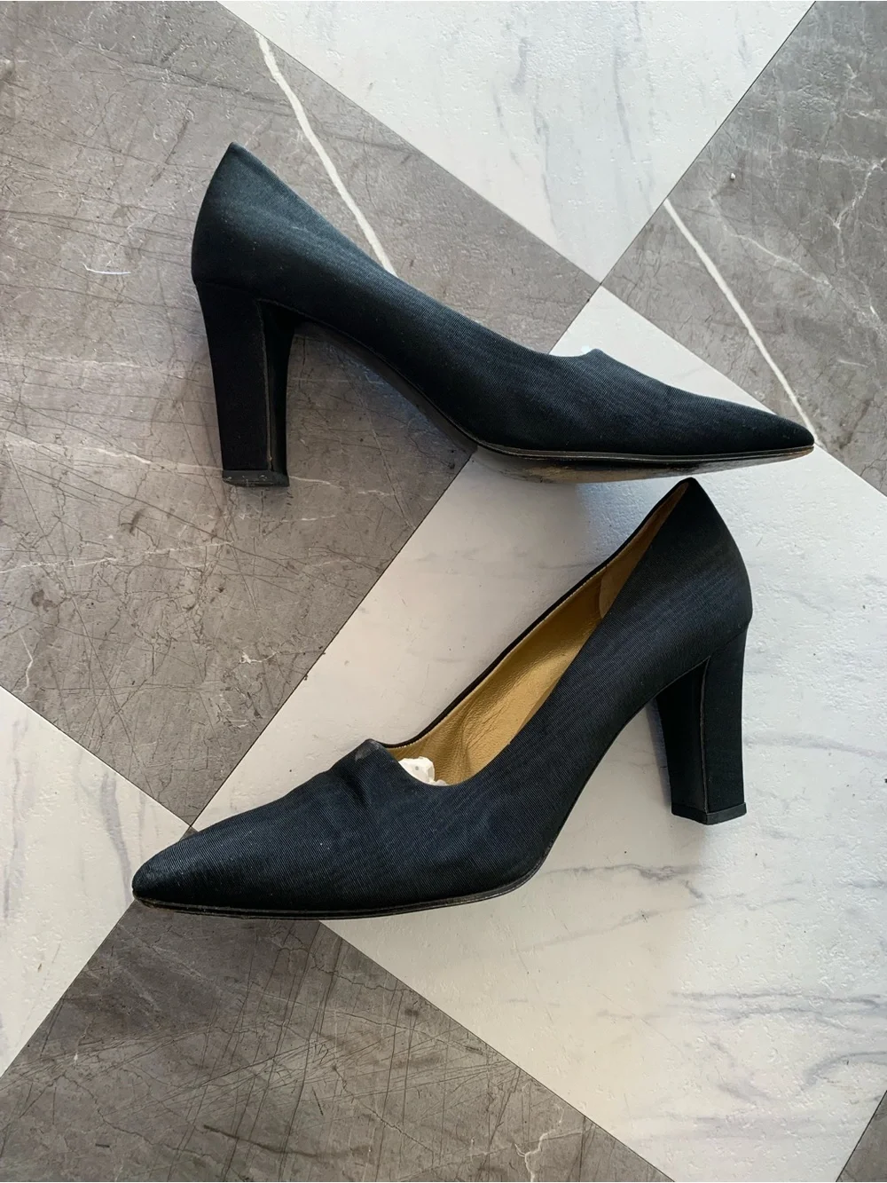 Yves Saint Laurent Black Pointed Toe Pump - Elegant Women's Heel